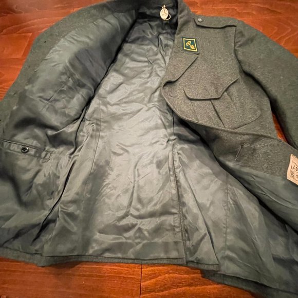 Vintage Gray Blazer with Green Accents - Picture 6 of 10